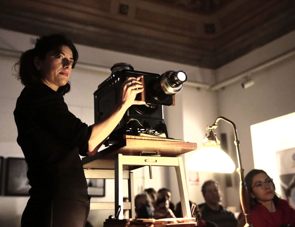La luce fatata Spettacolo dimostrazione della lanterna magica con musica dal vivo a cura di Giulia Zeetti, Luciano Zeetti ed Enrico Mirabassi - Birba chi legge Festa delle storie per bambini e ragazzi, Assisi 2023