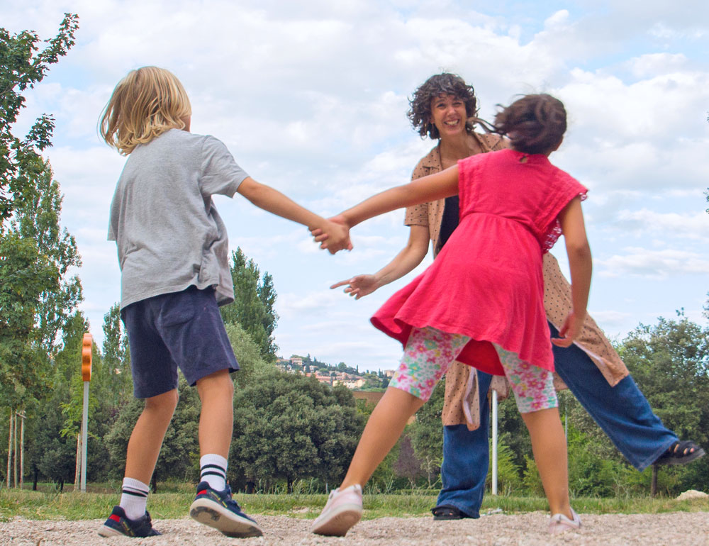 PIAZZA DI CORPI PIAZZA DI STORIE Laboratorio aperto di movimento e creatività A cura di Elisabetta Trupia  - Birba chi legge Festa delle storie per bambini e ragazzi, Assisi 2025